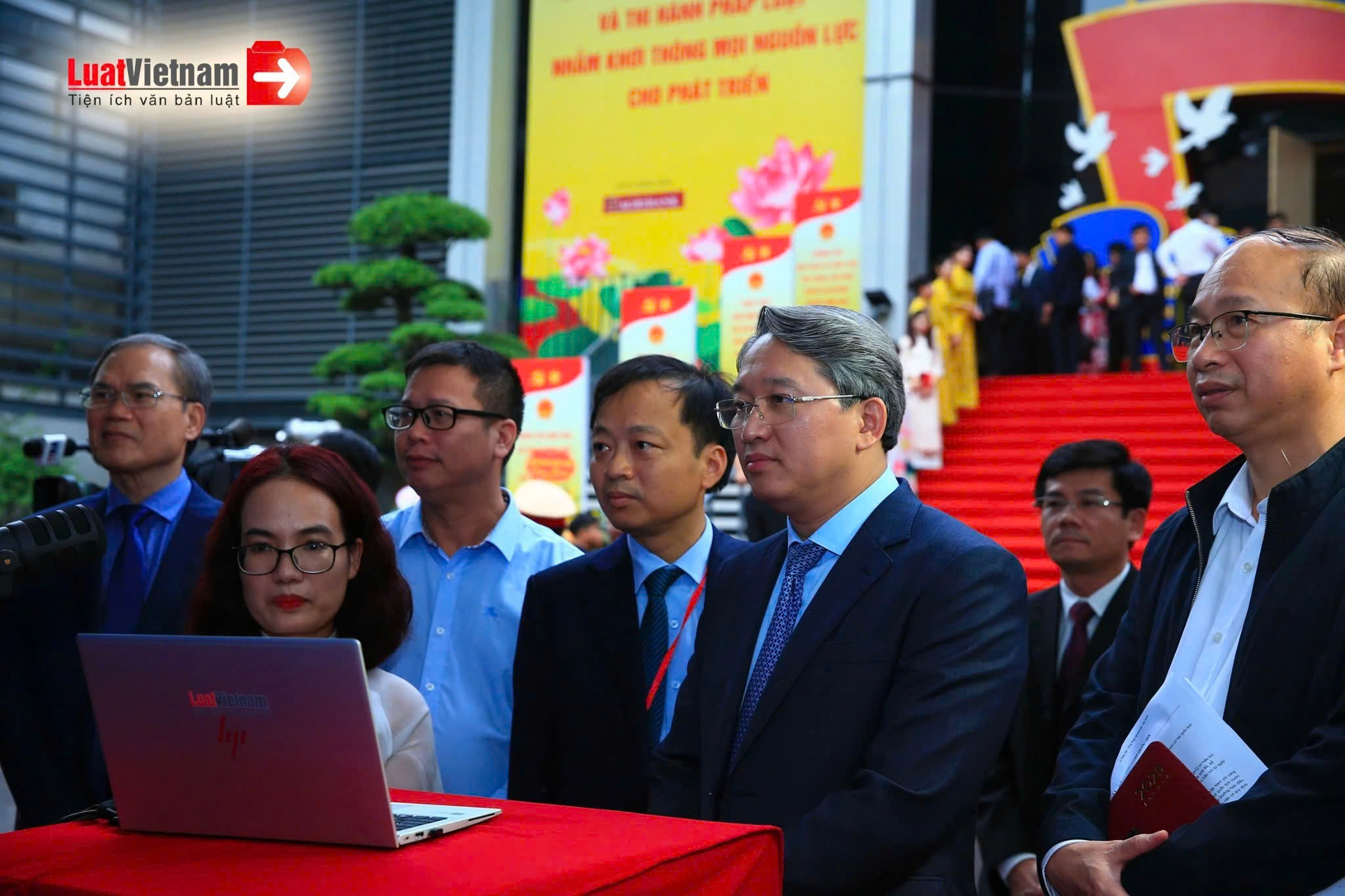 Bộ trưởng Bộ Tư pháp Nguyễn Hải Ninh trải nghiệm AI pháp uật tại Lễ hưởng ứng Ngày Pháp luật 2025