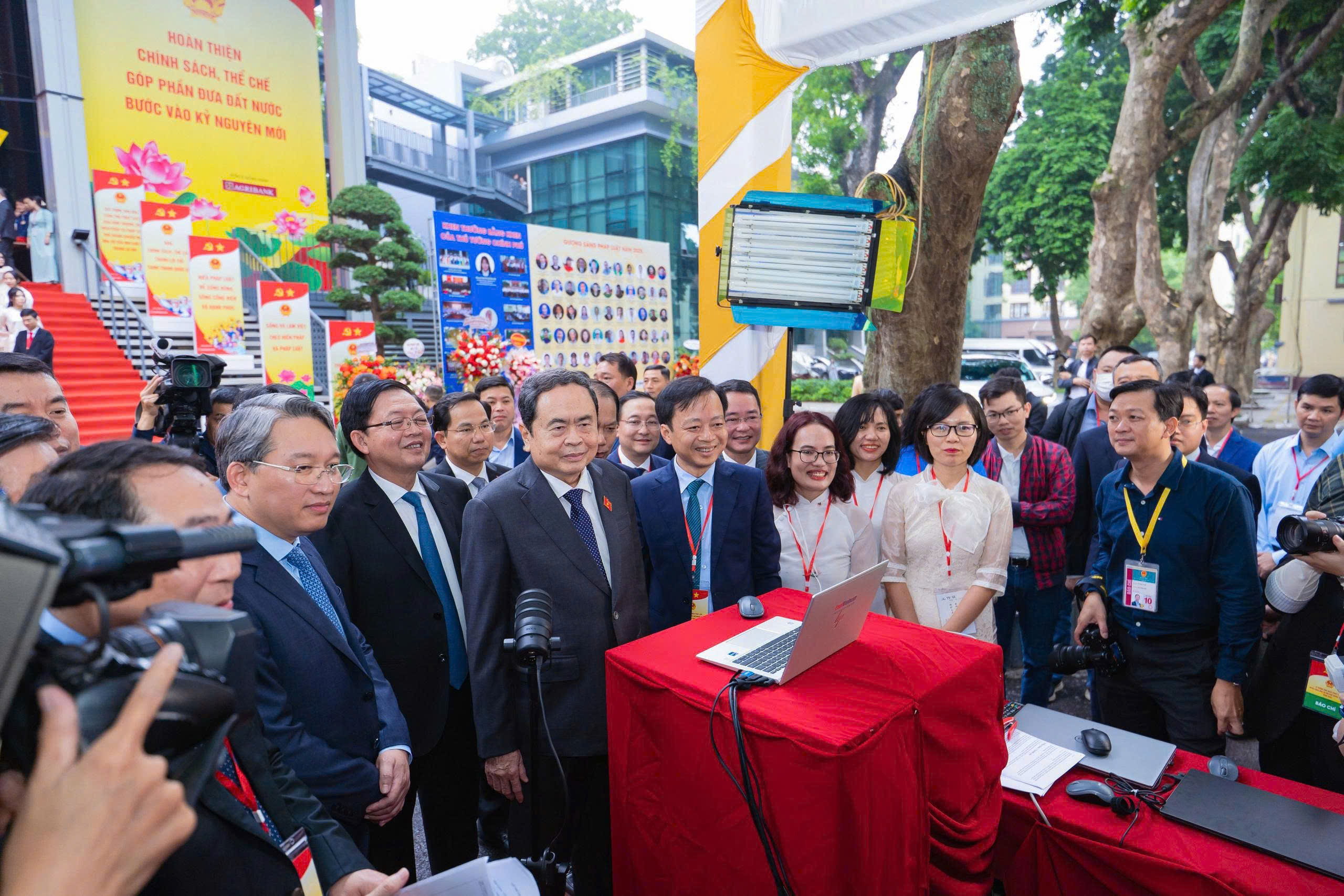 Chủ tịch Quốc hội trải nghiệm AI pháp luật tại Lễ hưởng ứng Ngày Pháp luật 2025